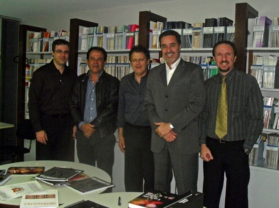 Foto de abril de 2010, durante visita de Carlos Estrela e Gilson Sidney à editora, para discutir a criação da Endodontics (Foto: Renata Mastromauro/Dental Press)