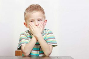 Garotos com idade entre 8 e 11 anos são o principal grupo de risco para esse trauma, que na maior parte das vezes envolve somente a coroa do dente (Foto: Voyagerix / Shutterstock)