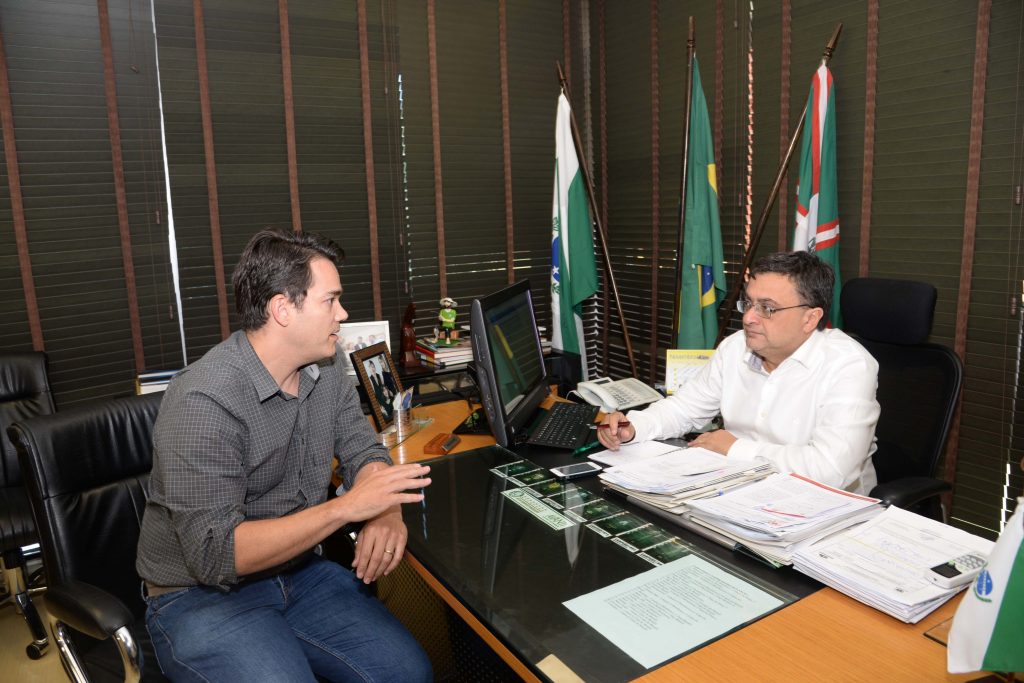 Guillherme Grazini, Coodernador da Saude Bucal do Paraná e o Secretário de Estado da Saúde, Michele Caputo Neto. (Fonte: Divulgação/ Foto:Venilton Küchler)