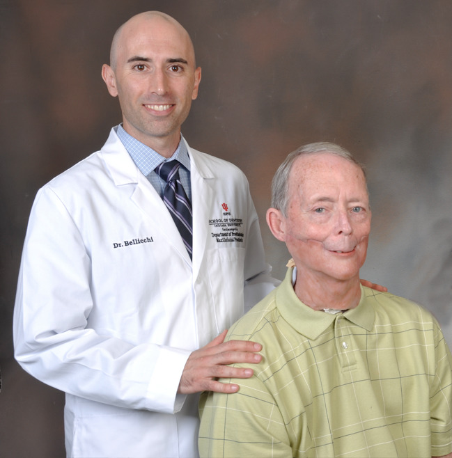 Dr. Travis Bellicchi e Shirley Anderson usando sua prótese (Foto: IUPUI News/Abigail Watson)