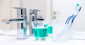 Fluoreto em creme dental ou água potável tem sido provado ser seguro e eficaz contra a cárie dentária. No entanto, a substância também tem sido associada a vários problemas de saúde e, por conseguinte, existe uma preocupação crescente entre o público a este respeito. (Fonte: Divulgação)